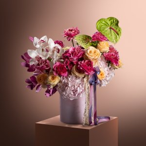 Expressing Emotions: The Power of Floral Tripod Gifts in Singapore