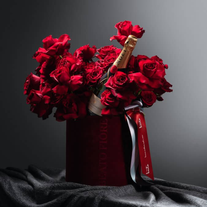 Box of roses with wine