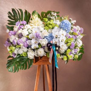 Polaris | Floral Tripod - https://beato.com.sg/product/polaris-floral-tripod/